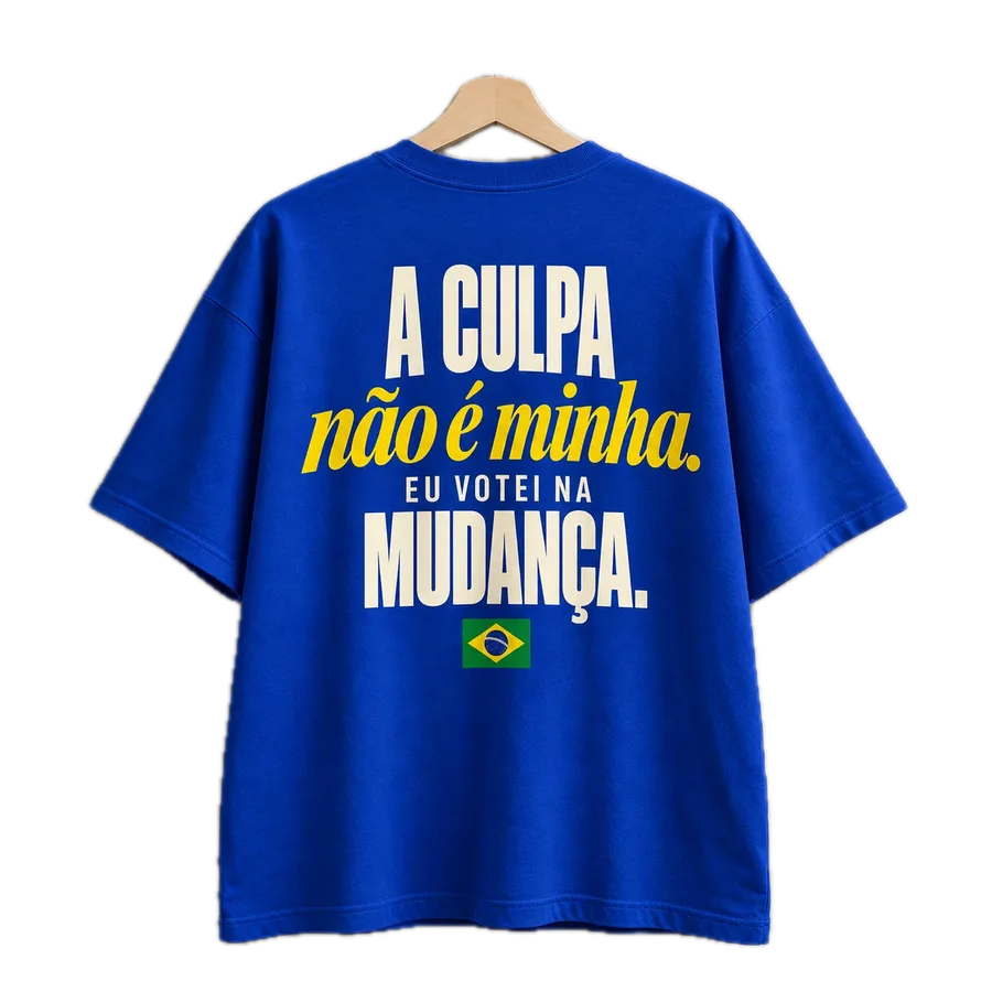 Camiseta azul, frase nas costas